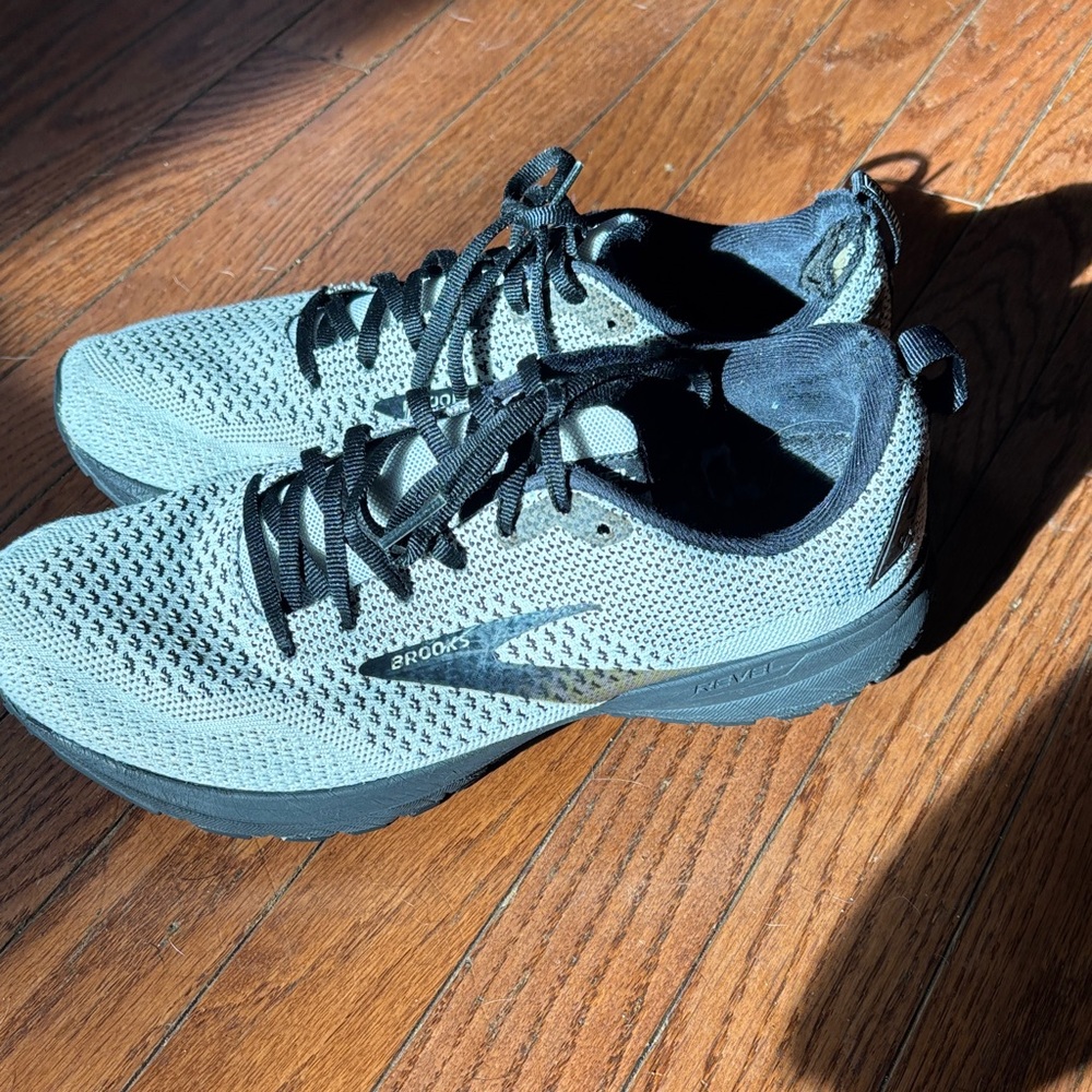 Brooks Men's Shoes - Light Gray and Black